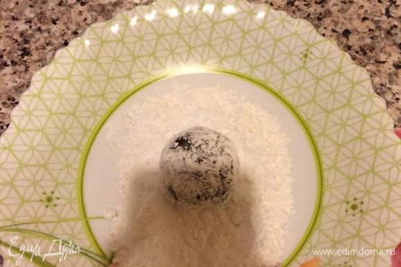 Каждый шарик печенья обвалять в сахарной пудре.