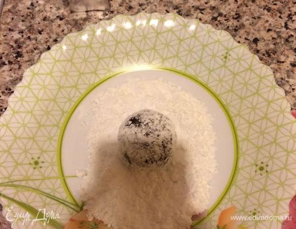 Каждый шарик печенья обвалять в сахарной пудре.