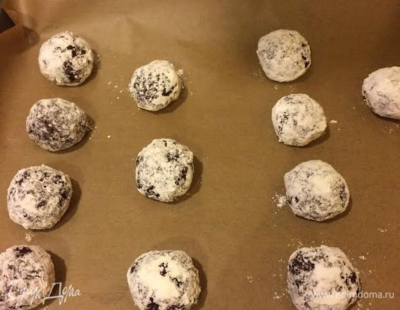 Выложить на противень и выпекать 12 — 13 минут.