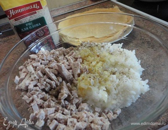 Готовый рис откидываем на дуршлаг и даем стечь воде. Лук мелко режем и поджариваем на смеси растительного и сливочного масла до мягкости или золотистого цвета (кому как нравится) и добавляем к рису. Сюда же выкладываем мясо, нарезанное мелкими кубиками (или пропущенное через крупную решетку мясорубки). Солим и перчим по вкусу, перемешиваем.