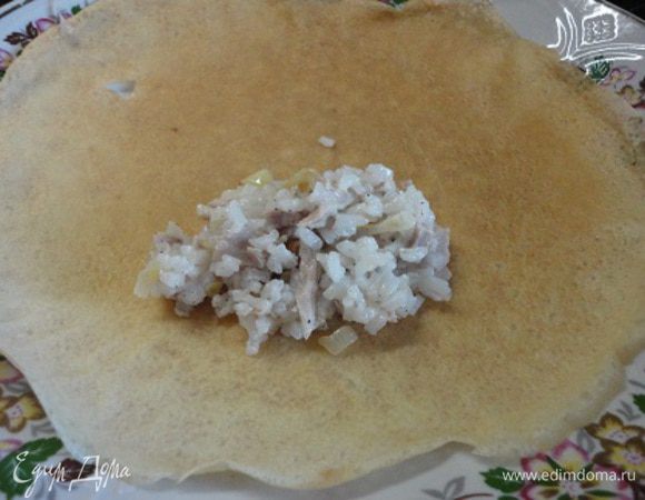 В каждый блинчик выкладываем по 1 ст. л. начинки и заворачиваем.