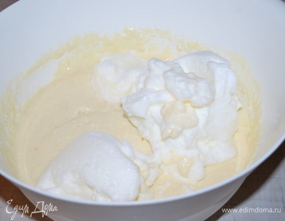 Аккуратно вводим белки в тесто. Перемешиваем все вручную.