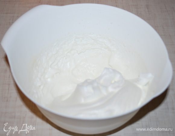 Белки взбиваем миксером в крепкую пену.