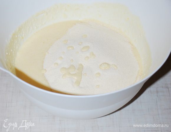 Манную крупу ТМ «Националь» соединяем с разрыхлителем. Добавляем к творожной массе.