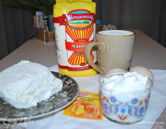 Смешиваем творог, сахар, желтки, сметану и ванильный сахар. Продуктов много, манник получается большой. Важно, чтобы тесто было не густое, тогда манник будет нежный.