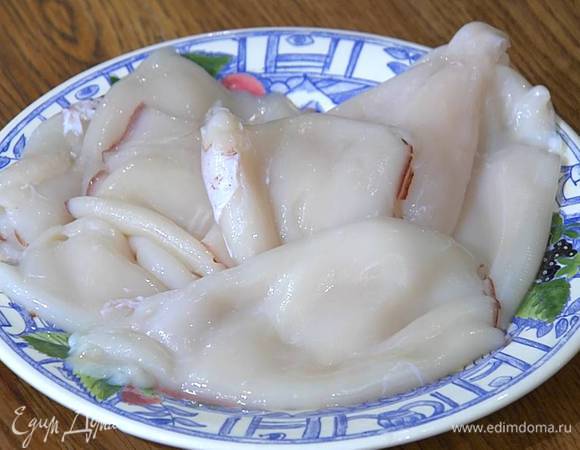 Тушки кальмаров вычистить изнутри и промыть под струей воды.