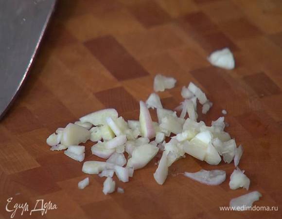 Чеснок почистить, раздавить плоской стороной ножа и мелко порезать.