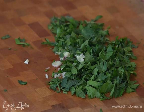 Петрушку мелко порубить.