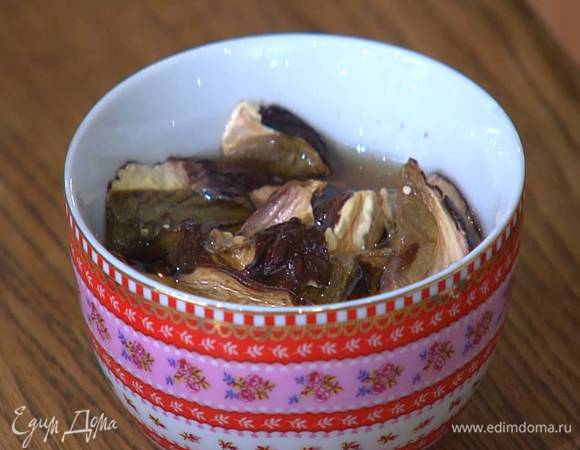 Белые грибы залить горячей водой и дать постоять.