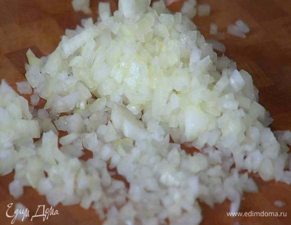 Лук почистить и мелко порубить.