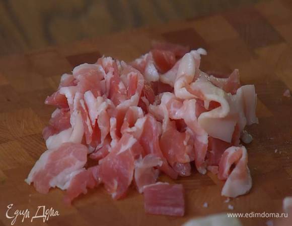 Бекон мелко порезать, выложить к луку и немного обжарить.