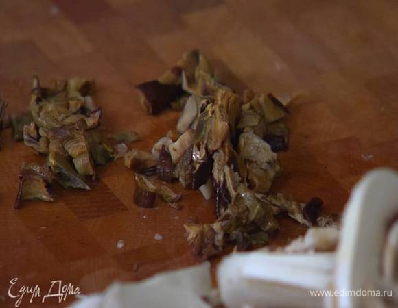 Воду из белых грибов слить и сохранить, грибы мелко порезать, добавить в сковороду и еще немного обжарить.