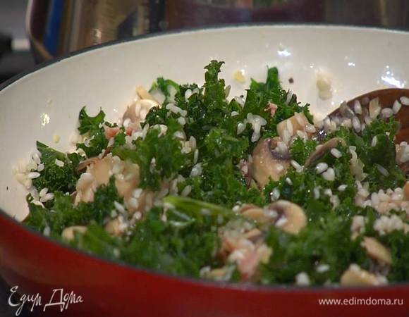 Всыпать к грибам с кейлом рис и сделать тостатуру: прогревать все на небольшом огне, постоянно помешивая, в течение 1‒2 минут, пока зерна риса не станут прозрачными.