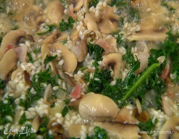 Когда весь бульон практически впитается, влить оставшееся вино и, помешивая, немного прогреть, чтобы алкоголь выпарился.