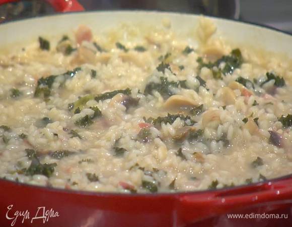 Добавить в ризотто натертый сыр и оставшееся сливочное масло. Сделать монтекатуру — большой ложкой перемешивать ризотто движениями снизу вверх, слегка подбрасывая, в течение 1‒2 минут, затем выключить огонь.