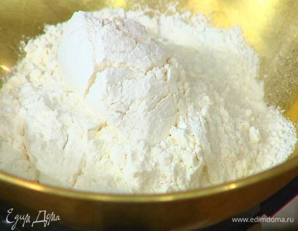 Муку перемешать с разрыхлителем и солью.