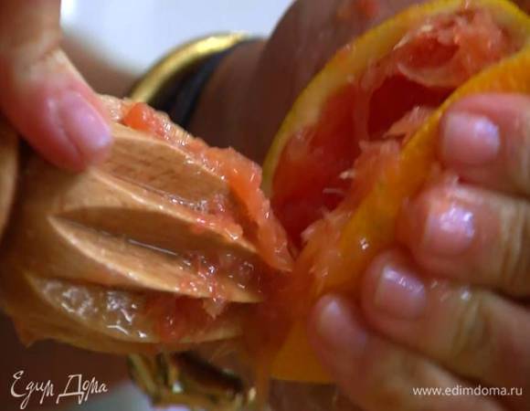 Из двух апельсинов выжать 150‒170 мл сока.