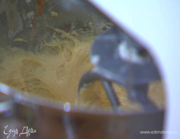 Сахар и 200 г предварительно размягченного сливочного масла вымешать в комбайне на невысокой скорости, затем, не выключая комбайна, по одному ввести яйца, добавить 2 ст. ложки муки и сок апельсина, всыпать оставшуюся муку и вымешать тесто.