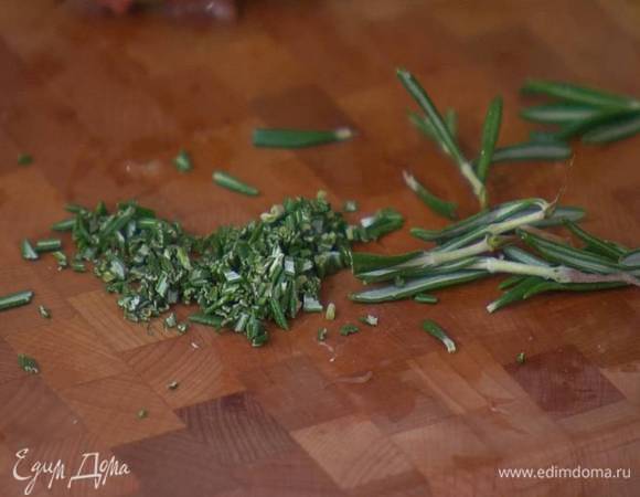 Листья розмарина мелко порубить (должна получиться 1 ч. ложка).
