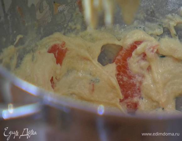 В тесто добавить апельсиновую мякоть, измельченный розмарин, влить 1 ст. ложку кальвадоса и вымешивать все на самой медленной скорости несколько секунд.