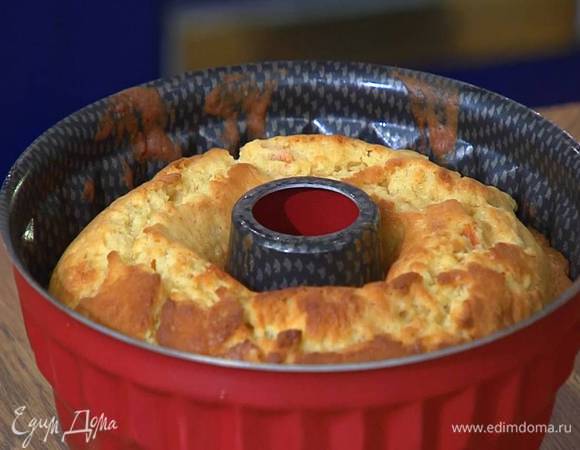 Выпекать кекс в разогретой духовке 30‒40 минут.