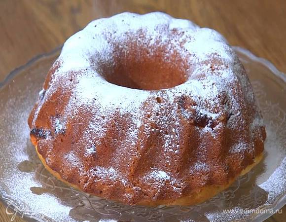 Готовый горячий кекс полить оставшимся кальвадосом и посыпать сахарной пудрой.