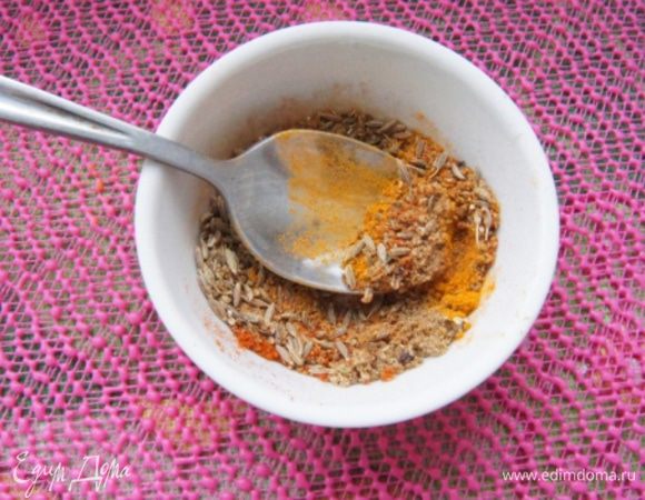 Приготовить пряную марокканскую смесь, смешав все ингредиенты вместе.