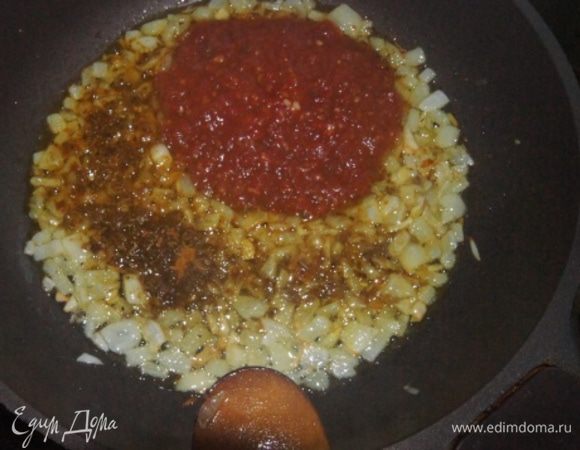 Добавить специи и томатную пасту, готовить еще 2 минуты.