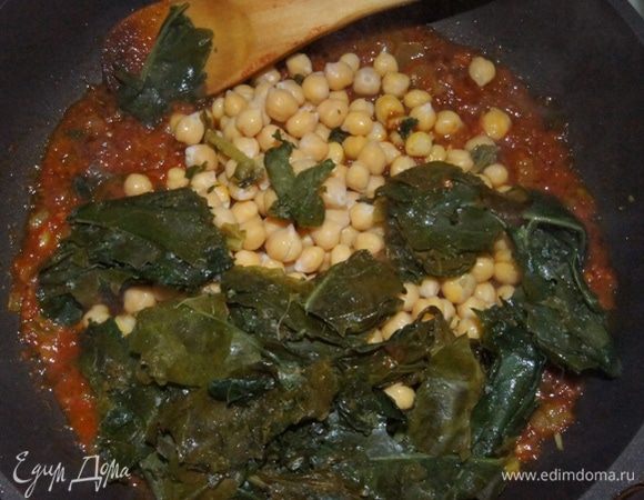 Всыпать готовый нут и шпинат (использовать можно замороженный, как у меня ). Посолить по вкусу, дать шпинату приготовиться около минуты и выключить огонь.