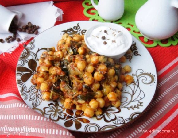 Подавать как гарнир или как теплый салат. Мне понравилось со сметаной, она немного гасит остроту этого блюда.
Приятного аппетита!