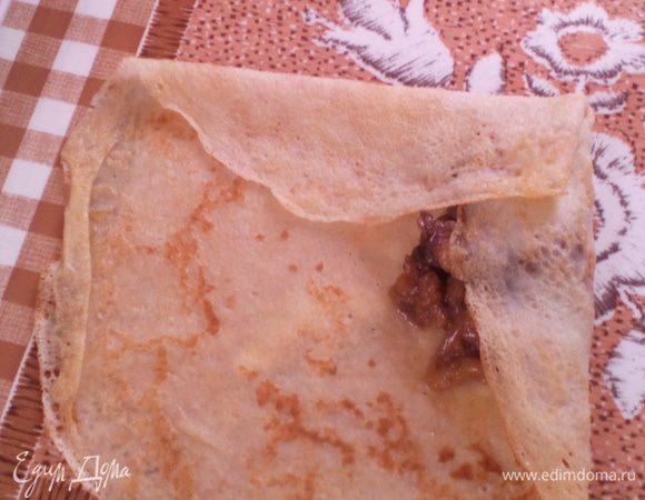 Блинчик начинить начинкой (у меня 1 ст. л.) и завернуть рулетиком.