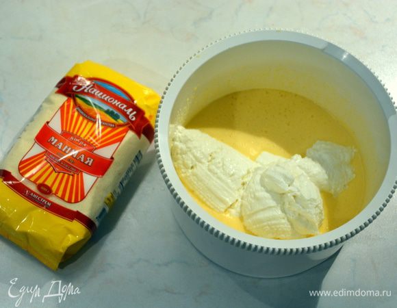 Добавить творог (важно, чтобы творог был нежный, без крупинок, я беру диетический творог колбаской) и снова перемешать, чтобы не было комочков.