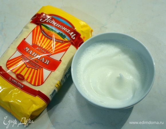 Взбить отдельно белок, добавить к творожной массе и аккуратно перемешать лопаткой.