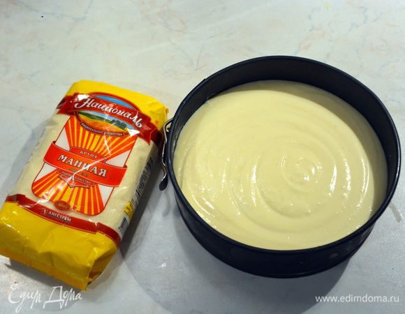 Достать форму из морозильника и выложить в нее творожную массу. 