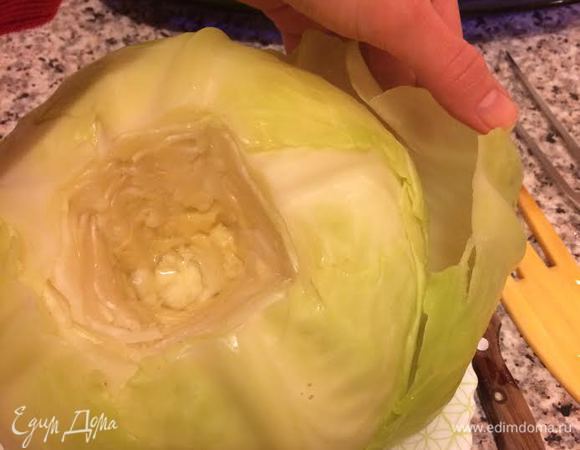 Затем достаю из воды и начинаю снимать верхние листья, которые стали мягкими, затем опять опускаю в воду.