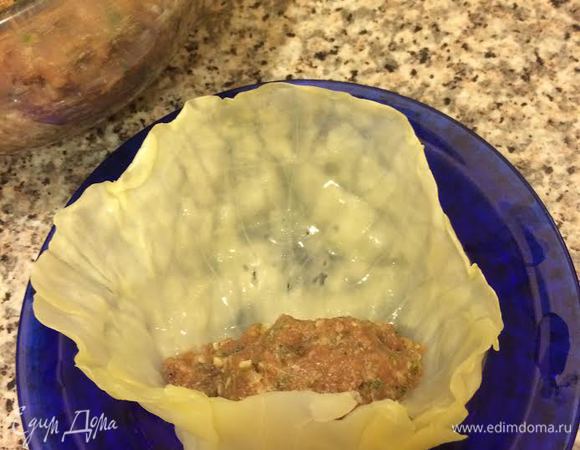 С листа срезаем твердую часть, кладем фарш и сворачиваем трубочкой.