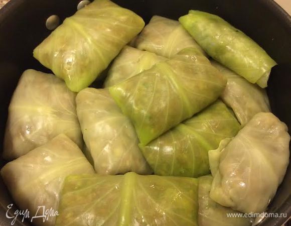 На дно кастрюли наливаем растительное масло и складываем голубцы.