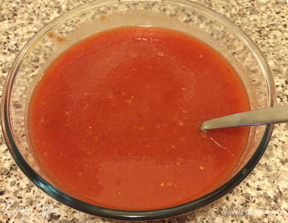 Помидоры взбиваем блендером, добавляем воду (800 мл), аджику, соль и перемешиваем.