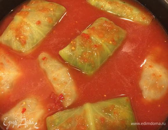Залить толму помидорами.