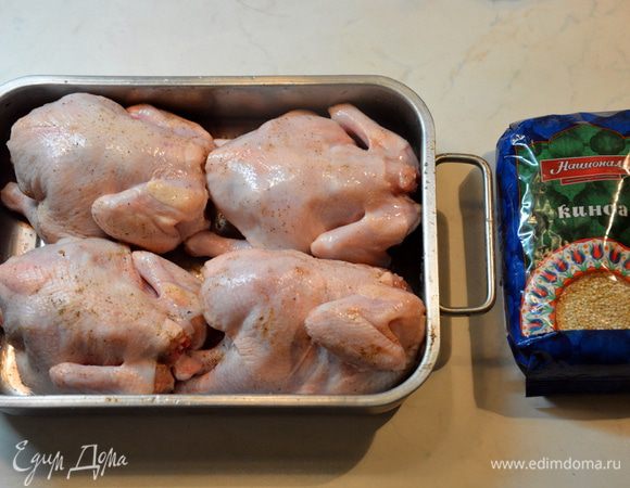 Рябчиков помыть, убрать лишнее, протереть бумажным полотенцем, посолить и поперчить.
