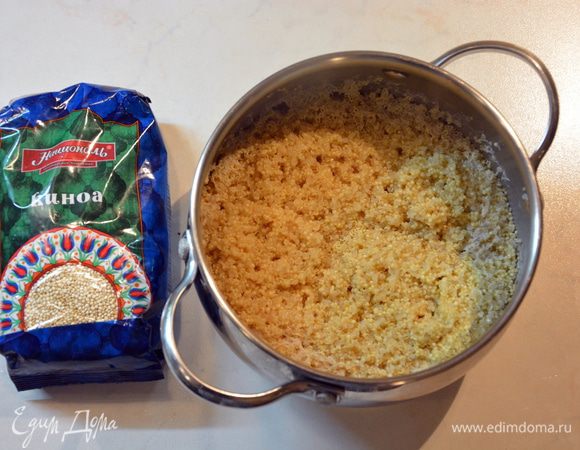 Киноа ТМ «Националь» отварить. Снять с огня, добавить овощи, соль, перец, оливковое масло и перемешать.