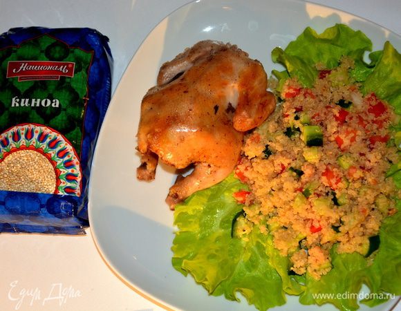 Гарнир выложить на листья салата и полить бульоном, который образовался при запекании. Можно подать как горячим, так и холодным. 
Приятного аппетита! :)
