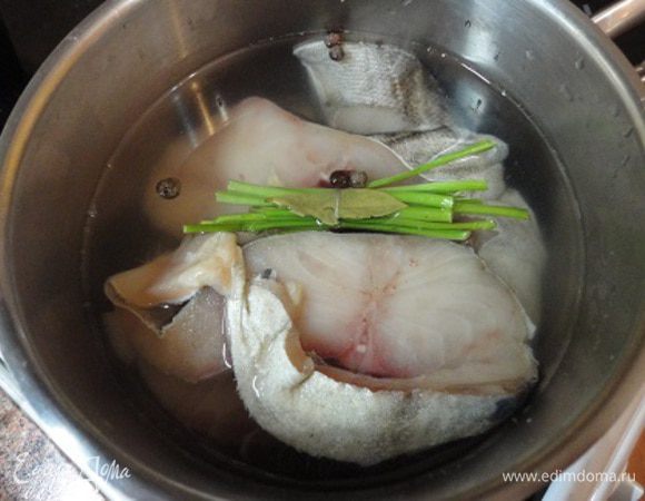 Треску отварить. Достаточно 20 минут. Остудить и нарезать или разобрать на мелкие кусочки.