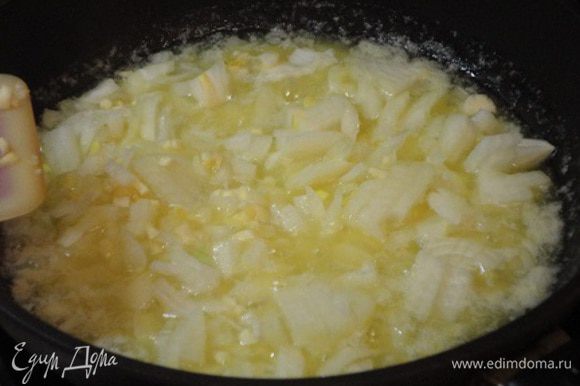Лук и чеснок нарезать мелкими кубиками и обжарить в глубокой сковороде на смеси растительного и сливочного масла.