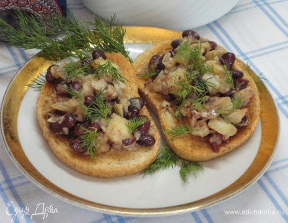 Подавать к столу на ломтиках обжаренного хлеба. От себя я добавила свежий укроп. Рыба с ним отлично сочетается. Вкусно!