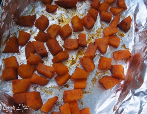 Тыкву  нарезать небольшими кубиками, присыпать паприкой и перцем, сбрызнуть растительным маслом и запечь в духовке 15 минут при температуре 180°С.