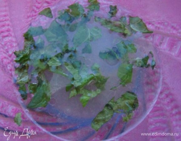 Для заправки смешать сок лимона, растительное масло и мелко нарезанную мяту. Соль добавить по вкусу.