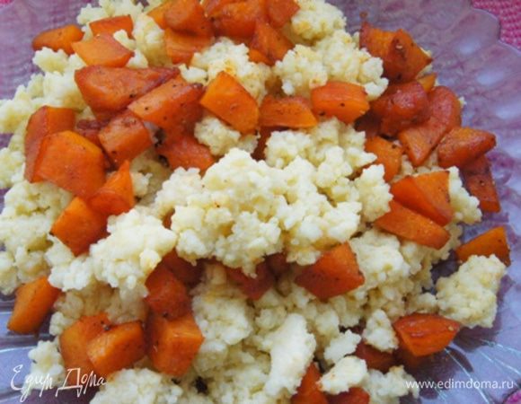 На большой тарелке для подачи распределить пшено, сверху — запеченную тыкву. Полить заправкой и аккуратно перемешать.