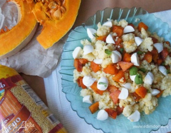 Добавить шарики моцареллы, нарезанной пополам, и украсить веточками мяты.