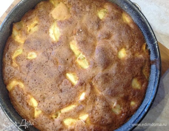 Выпекать в духовке минут 50, готовность проверить спичкой. Дать остыть в форме. Перед подачей посыпать сахарной пудрой.